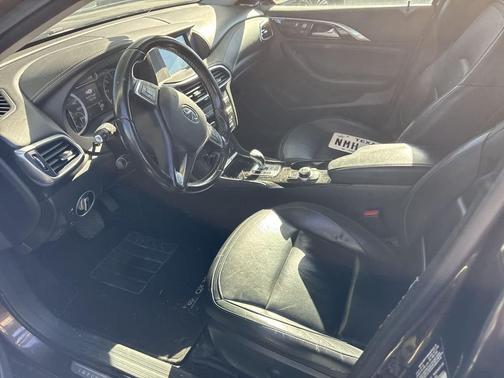 2017 INFINITI QX30 Premium