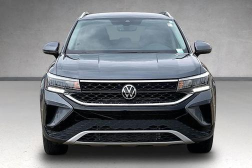 Platinum Gray Metallic 2024 Volkswagen Taos 1.5T SE