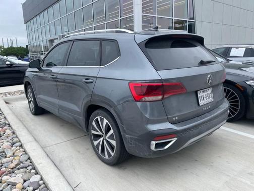 Platinum Gray Metallic 2024 Volkswagen Taos 1.5T SE