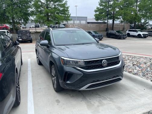 Platinum Gray Metallic 2024 Volkswagen Taos 1.5T SE