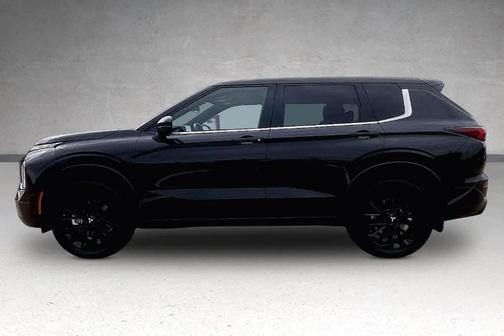 Black Diamond 2023 Mitsubishi Outlander SE Black Edition