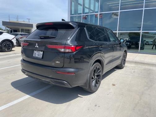 Black Diamond 2023 Mitsubishi Outlander SE Black Edition