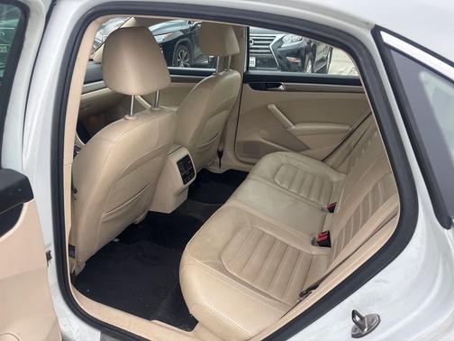 2016 Volkswagen Passat 1.8T SEL Premium