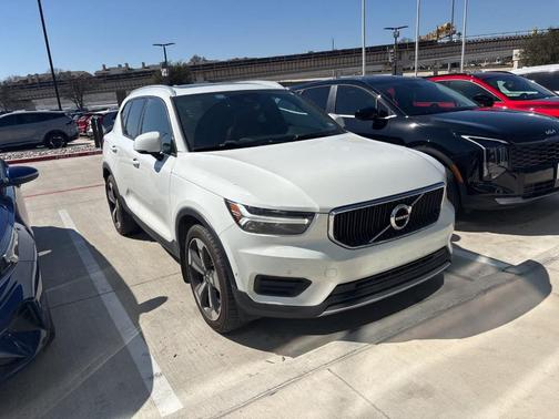 2019 Volvo XC40 T5 Momentum