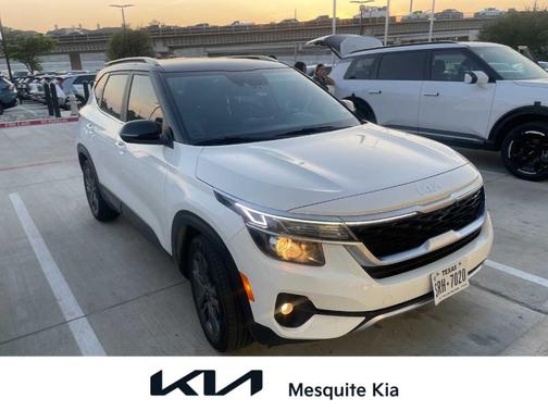 Clear White / Black Roof 2023 Kia Seltos S
