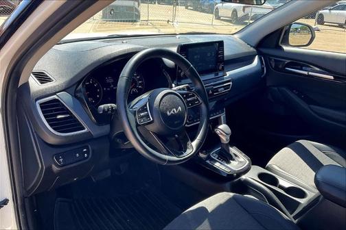 Clear White / Black Roof 2023 Kia Seltos S