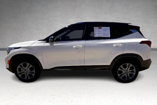 Clear White / Black Roof 2023 Kia Seltos S