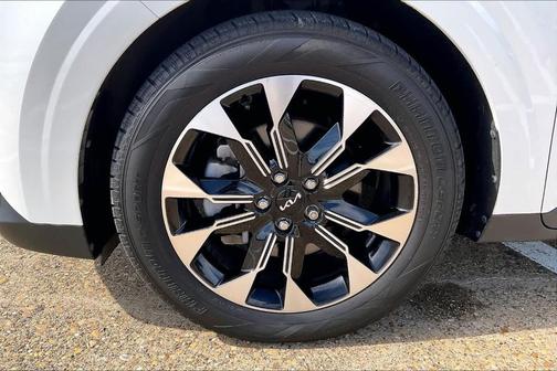 Snow White Pearl 2023 Kia Carnival EX