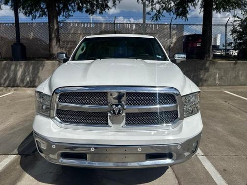 Bright White Clearcoat 2017 RAM 1500 SLT