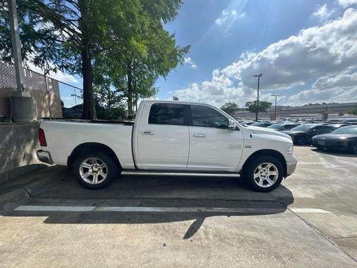 Bright White Clearcoat 2017 RAM 1500 SLT