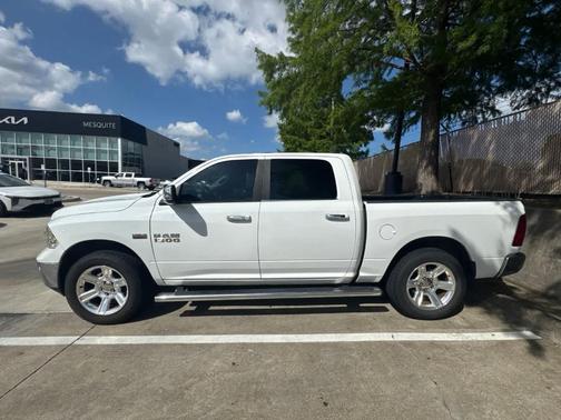 Bright White Clearcoat 2017 RAM 1500 SLT