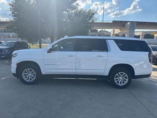 2023 Chevrolet Suburban LT