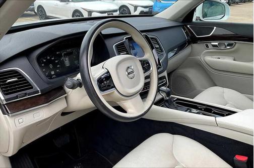 2019 Volvo XC90 T6 Momentum
