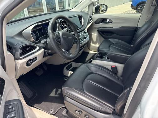 Bright White Clearcoat 2023 Chrysler Pacifica Touring-L