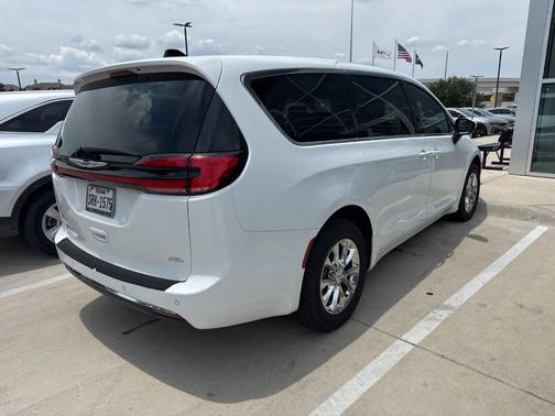 Bright White Clearcoat 2023 Chrysler Pacifica Touring-L