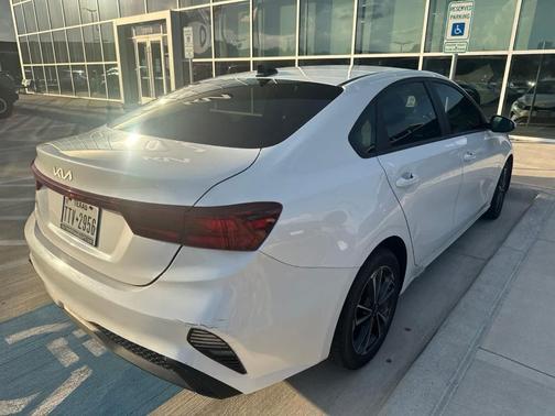 Snow White Pearl 2024 Kia Forte LXS