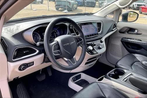 2023 Chrysler Pacifica Touring-L