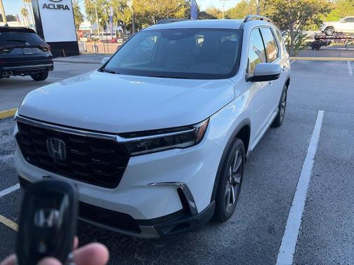 White 2023 Honda Pilot Touring