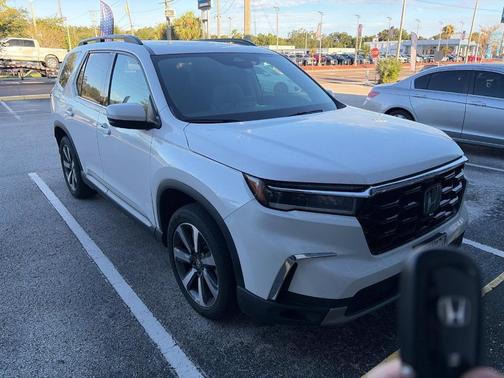 White 2023 Honda Pilot Touring