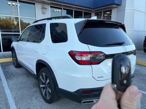 White 2023 Honda Pilot Touring