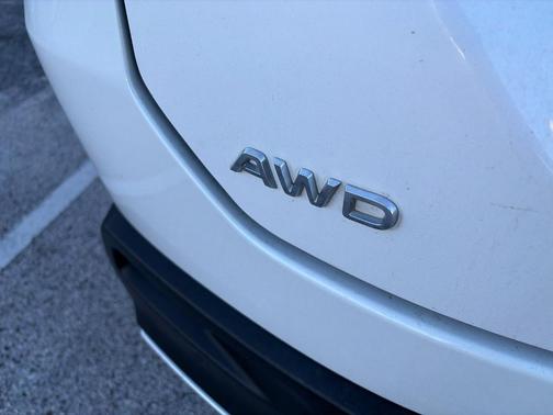 White 2023 Honda Pilot Touring