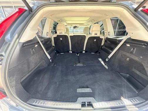 Gray 2022 Volvo XC90 T5 Momentum 7 Passenger