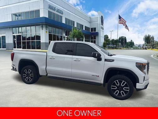 White 2024 GMC Sierra 1500 AT4