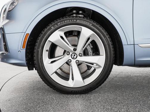 Fountain Blue Metallic 2023 Bentley Bentayga V8