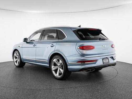 Fountain Blue Metallic 2023 Bentley Bentayga V8
