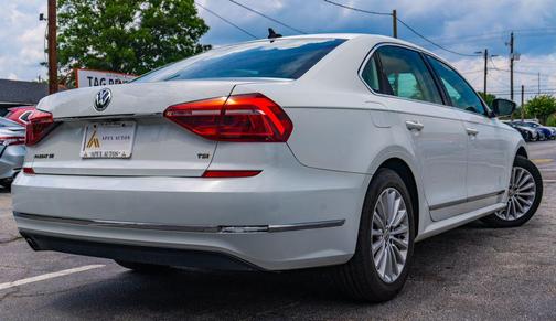 Pure White 2017 Volkswagen Passat 1.8T SE