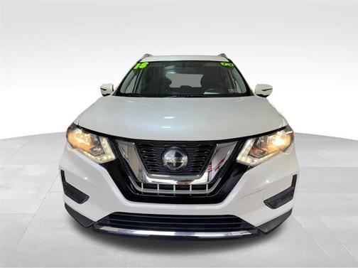 White 2018 Nissan Rogue SV