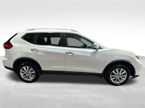 White 2018 Nissan Rogue SV