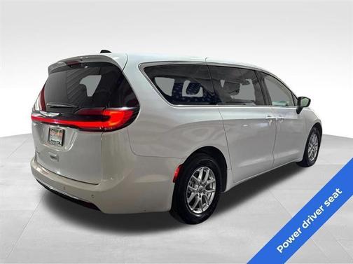 White 2023 Chrysler Pacifica Touring-L