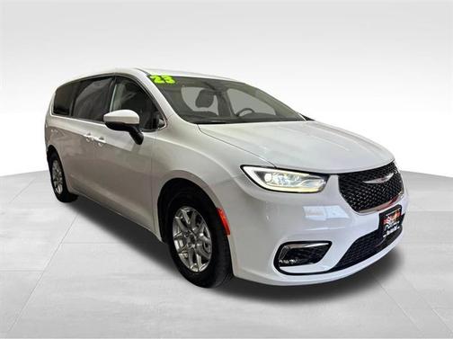 White 2023 Chrysler Pacifica Touring-L