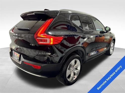 2021 Volvo XC40 T5 Momentum
