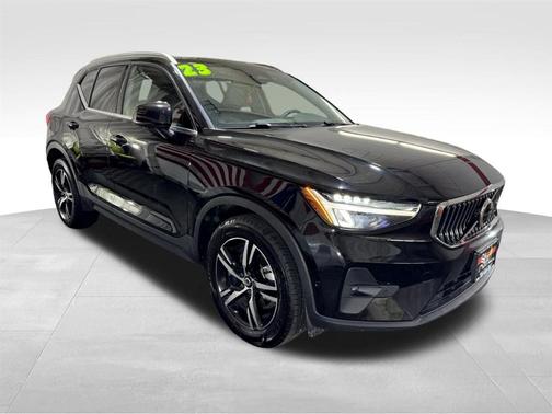 2023 Volvo XC40 B5 Plus Bright Theme
