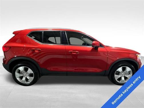 2021 Volvo XC40 T5 Momentum