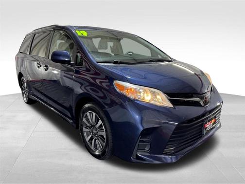 2019 Toyota Sienna LE