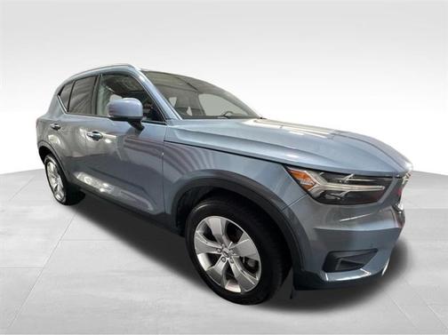 2022 Volvo XC40 T5 Momentum