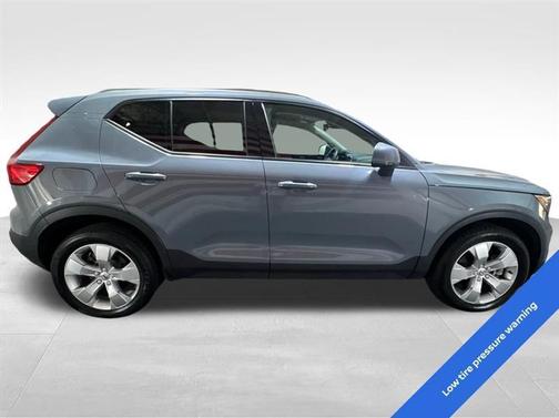 2022 Volvo XC40 T5 Momentum