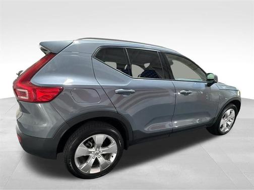 2022 Volvo XC40 T5 Momentum