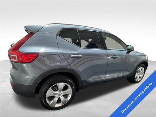 2022 Volvo XC40 T5 Momentum