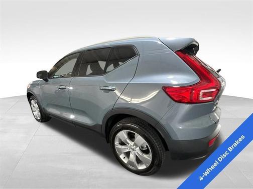 2022 Volvo XC40 T5 Momentum