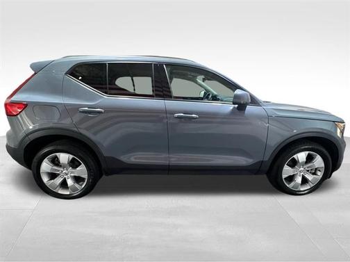 2022 Volvo XC40 T5 Momentum