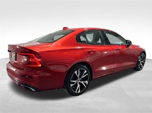 2022 Volvo S60 Recharge Plug-In Hybrid T8 R-Design Expression Extended Range