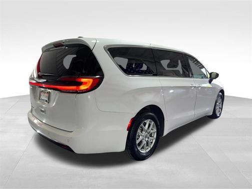 White 2023 Chrysler Pacifica Touring-L