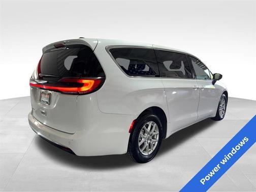 White 2023 Chrysler Pacifica Touring-L