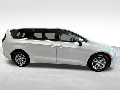 White 2023 Chrysler Pacifica Touring-L