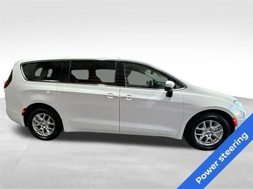 White 2023 Chrysler Pacifica Touring-L