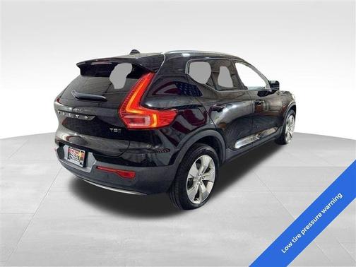 2022 Volvo XC40 T5 Momentum